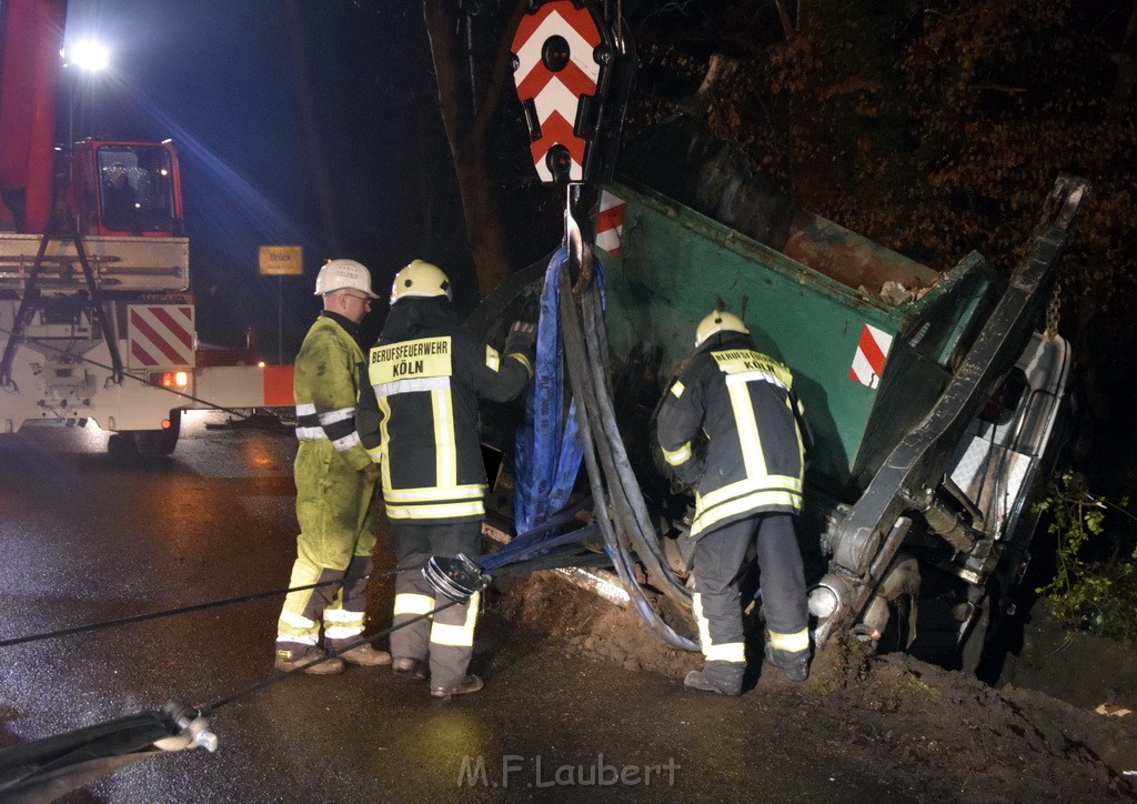 Container LKW umgestuerzt Koeln Brueck Bruecker- Dellbruecker Mauspfad P448.JPG - Miklos Laubert